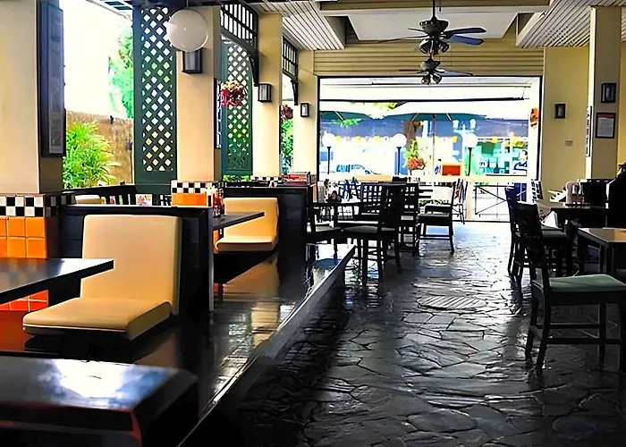Mad Monkey @ Rambuttri Village Khaosan Area Hotel